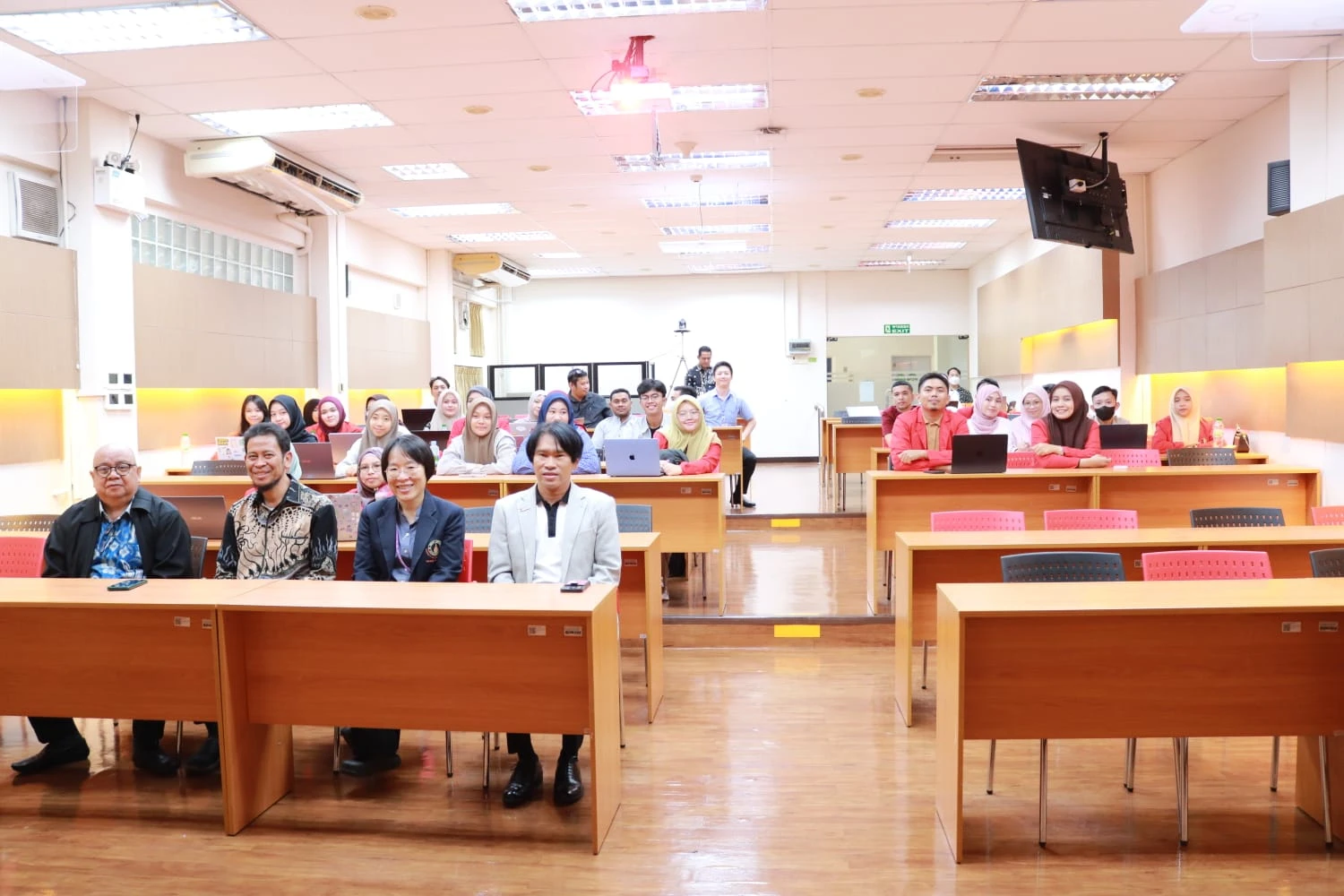 Suasana hangat diskusi di FKM Mahidol University, Bangkok. Perwakilan FKM Unhas, Prof. Dr. Anwar Daud (Ketua Prodi Magister Kesling) dan Prof. Anwar Mallongi (Wakil Dekan Bidang Kemitraan, Riset, dan Inovasi), bersama jajaran Mahidol University (termasuk Dr. Sarawut Thepanondh, Dekan FKM Mahidol) membahas potensi kolaborasi doktoral dan magister. Misi kami: mencapai standar internasional dalam pendidikan dan riset kesehatan masyarakat! Kredit: FKM Unhas